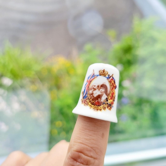 Vintage King Edward & Queen Alexandra Royal Family Collectible Thimble - Picture 4 of 7